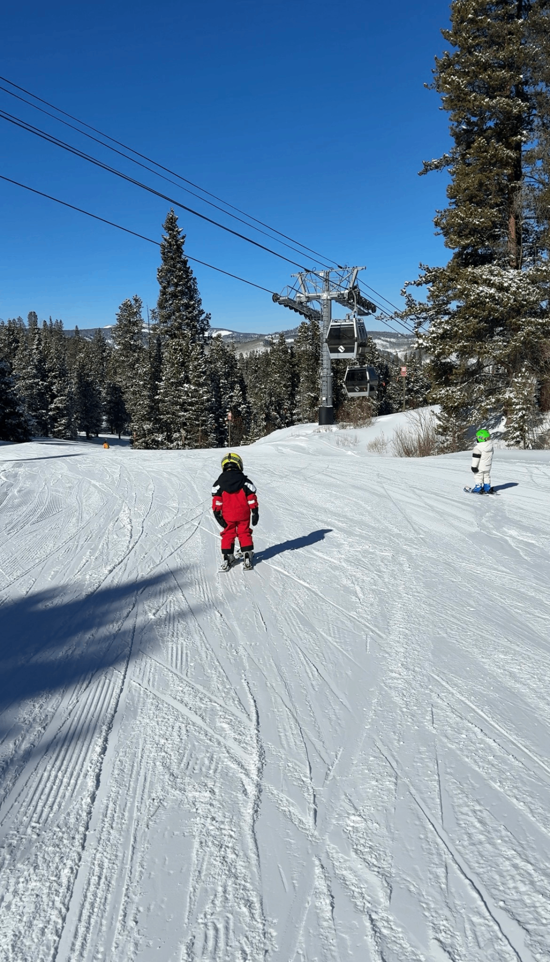 Góndola y familia bajando pista azul